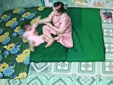 Tạm giữ người phụ nữ có hành vi bạo hành trẻ em ở Long An