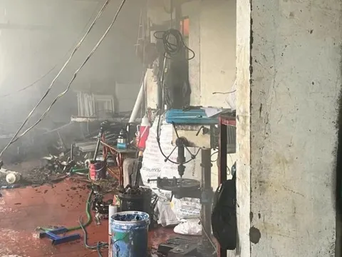 Kịp thời khống chế cháy tại xưởng gia công cơ khí ở Thanh Trì