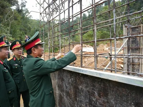Kiểm tra tiến độ con đường xuyên rừng hơn 400 tỷ đồng ở Huế