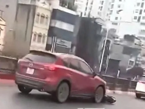 Tài xế xe Mazda gây tai nạn bỏ chạy kéo lê xe máy qua cầu Vĩnh Tuy