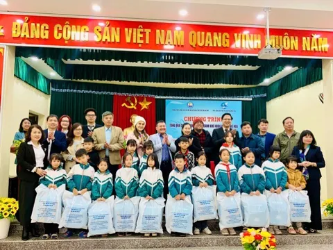 Trao 285 suất quà cho trẻ em có hoàn cảnh khó khăn xã Đông Lỗ, huyện Ứng Hoà