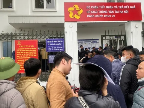 "Cò" mời dịch vụ xếp hàng hộ tại điểm cấp đổi bằng lái xe