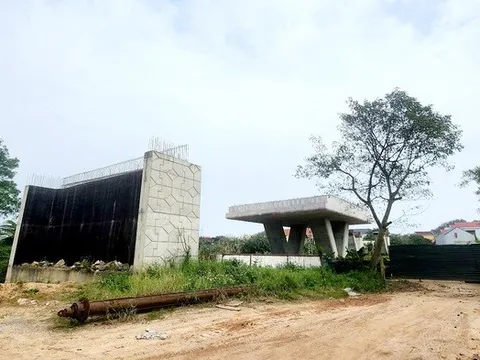 Cận cảnh dự án cầu vượt đường sắt Đồng Hới "đắp chiếu" do vướng mặt bằng