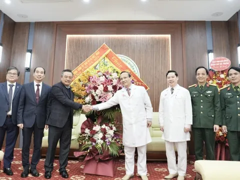 Chủ tịch UBND Thành phố thăm, chúc mừng Bệnh viện Trung ương Quân đội 108