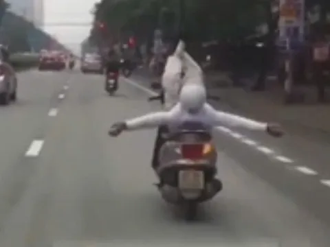 Công an xác minh, làm rõ video người đàn ông thả 2 tay "làm xiếc" với xe máy đang chạy trên phố