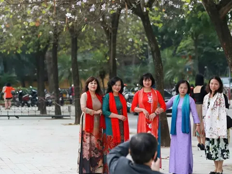 Mùa hoa ban, mùa "gặt hái" của những dịch vụ ăn theo