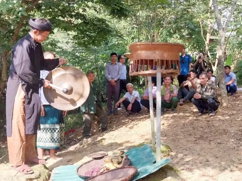 Độc đáo nghi lễ cúng Giang Sơn, người đến dự phải được “làm phép”
