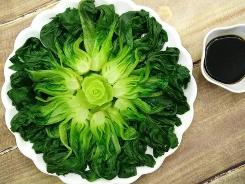 Luộc rau thêm thứ này vào nồi, xanh mướt chuẩn nhà hàng