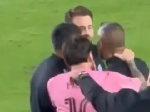 Messi gây sốc khi nổi nóng với trọng tài, túm cổ cả trợ lý huấn luyện viên đối phương