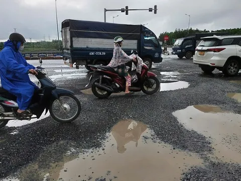 Nút giao Quốc lộ 14B với cao tốc Đà Nẵng – Quảng Ngãi thành “đoạn đường đau khổ” sau cơn mưa