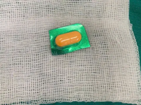 Uống thuốc nuốt cả vỏ cứng, người đàn ông phải nhập viện