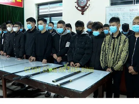 Triệu tập nhóm "hồng hài nhi" phóng xe, cầm hung khí đánh nhau trên phố