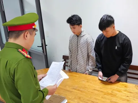 Khởi tố 2 thanh niên đánh người, cướp tài sản vì 1 ánh mắt