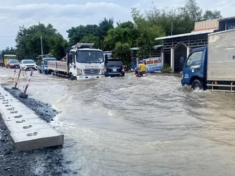 Khẩn trương sửa chữa Quốc lộ 1 đoạn qua Hậu Giang ngập nước nghiêm trọng khi trời mưa