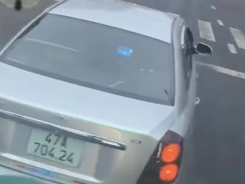 Công an xác minh clip ô tô lạng lách, chặn đầu xe khách trên quốc lộ
