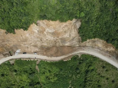 Sửa chữa đột xuất 11 vị trí hư hỏng trên Quốc lộ 279 qua Lào Cai