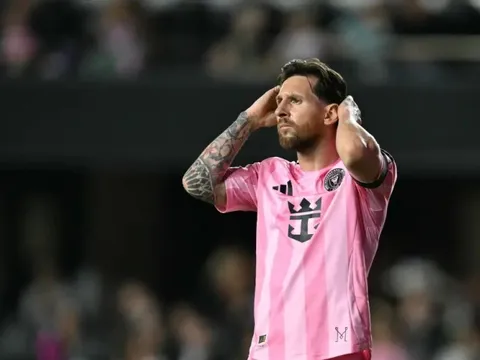 Messi nhận án phạt vì túm cổ trợ lý huấn luyện viên đối phương