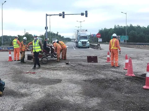 “Đoạn đường đau khổ” nút giao Quốc lộ 14B với cao tốc Đà Nẵng – Quảng Ngãi đang được sửa chữa
