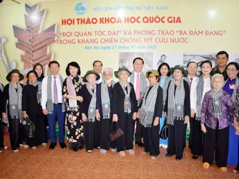 “Đội quân tóc dài” cùng với phong trào phụ nữ “Ba đảm đang” đã làm bùng cháy mạnh mẽ hơn khí thế cách mạng sục sôi