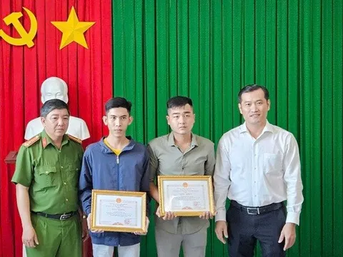 Tuyên dương 2 cá nhân dũng cảm lao vào dập lửa cứu người