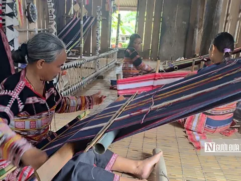 Giữ sắc màu thổ cẩm Bana, phát triển du lịch cộng đồng