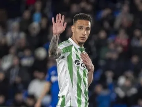 Real Madrid nổi giận khi Antony được hủy thẻ đỏ