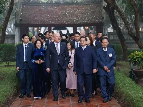 Thủ tướng Phạm Minh Chính cùng Thủ tướng New Zealand thăm Văn Miếu-Quốc Tử Giám