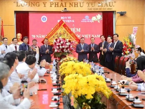Phó Bí thư Thường trực Thành ủy Hà Nội Nguyễn Văn Phong thăm, chúc mừng Bệnh viện K
