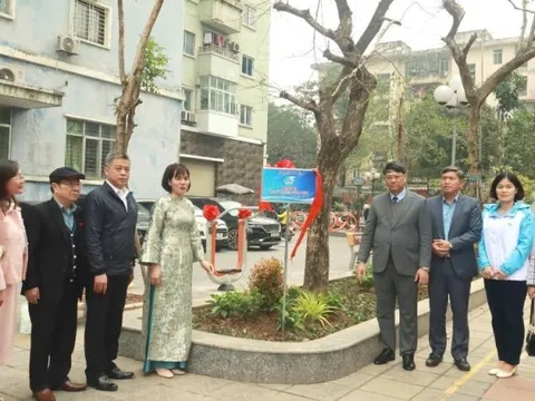 Phụ nữ quận Thanh Xuân hưởng ứng phong trào thi đua sáng - xanh - sạch - đẹp