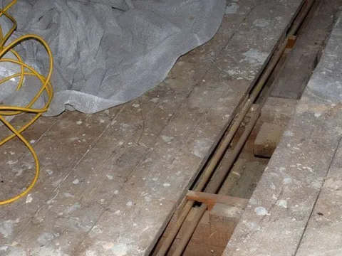 Thợ xây phát hiện bí mật ẩn dưới sàn nhà khiến vợ chồng chủ nhà bối rối