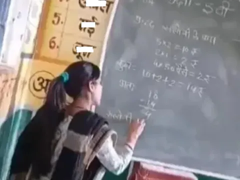 Đình chỉ cô giáo, đang giờ thi viết đáp án lên bảng cho học sinh chép