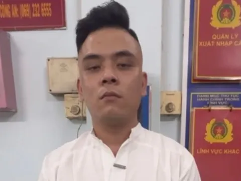 Bắt khẩn cấp thanh niên đánh nhân viên bảo vệ trên phố đi bộ Nguyễn Huệ