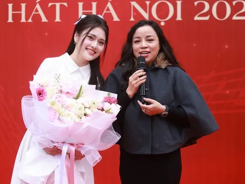 NSƯT Tố Nga chia vui cùng học trò Nguyễn Mộc An trong ngày nhận giải thưởng đặc biệt