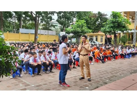 Đa dạng hóa hình thức giáo dục pháp luật trong nhà trường, lồng ghép với hoạt động ngoại khóa