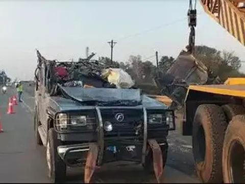 Xe Jeep đâm vào xe buýt, 6 người tử vong