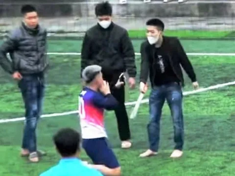 Bắt nam thanh niên cầm dao ép "tình địch" quỳ xin lỗi ở sân bóng