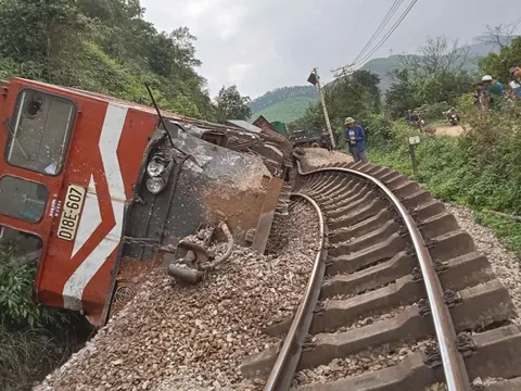Hà Tĩnh: Tàu hoả tông ô tô, lật nghiêng khỏi đường ray