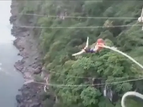 Kinh hoàng nữ du khách bị rơi xuống sông đầy cá sấu khi dây bungee bị đứt