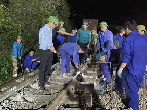 Công nhân trắng đêm khắc phục sự cố tàu hàng bị lật tại Hà Tĩnh