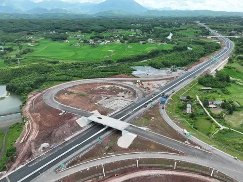 7 Phó Thủ tướng trực tiếp xử lý điểm nghẽn, hoàn thành 3.000 km đường bộ cao tốc năm 2025