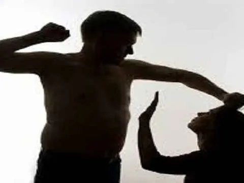 Quảng Trị: Thêm 1 người đàn ông bị phạt tiền vì gây thương tích cho người thân