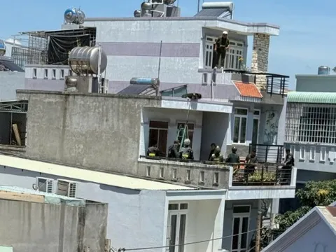 Khống chế kẻ côn đồ đốt xe, tấn công cảnh sát, cố thủ trên nhà cao tầng