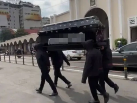 Vụ khiêng quan tài diễu phố: Công an triệu tập 9 người