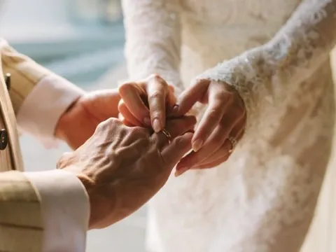 Chú rể kiện cô dâu đòi bồi thường 128 triệu đồng vì không còn "trinh tiết"