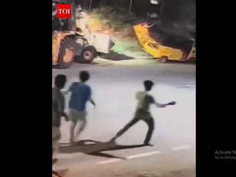 Giữa đêm khuya, nam thanh niên 17 tuổi lái máy xúc gây tai nạn liên hoàn