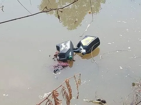 Đang câu cá, 2 bà cháu phát hiện cảnh tượng đáng sợ dưới ao