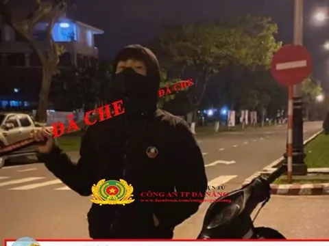 Triệu tập nam thanh niên đăng clip vác kiếm đứng giữa đường