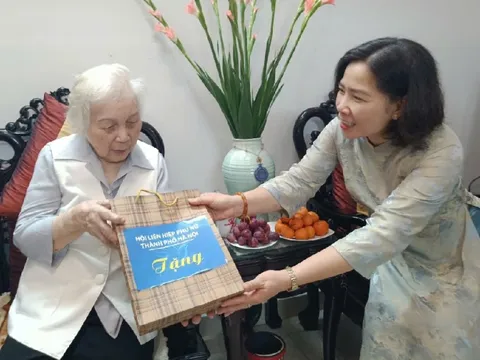 Hội LHPN Hà Nội thăm, tặng quà tri ân những tấm gương phụ nữ tiêu biểu trong phong trào Ba đảm đang