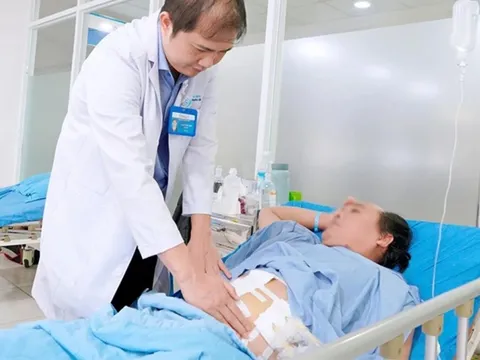 Hóc xương không đi khám, người đàn ông bị thủng dạ dày
