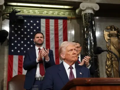 Tại sao ông Trump đeo cà vạt tím trong bài phát biểu đầu tiên trước Quốc hội Mỹ?